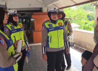 Polwan Satlantas Polres Demak Patroli Dialogis di Pasar Bintoro dan Makam Sunan Kalijaga