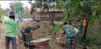 Babinsa Aktif Guyub Rukun Bantu Pengurukan Jalan Bersama Warga