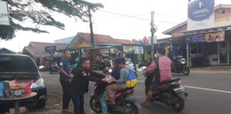 Kantor Hukum Ramuddin Bagariang Berbagi Takjil Bulan Ramadhan,Bukti Toleransi Umat Beragama