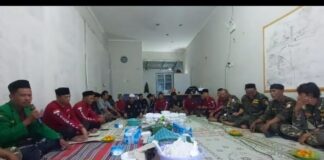 PERERAT SILATURAHMI: Ketua Pasopati Demak Gandeng Media dan Banser Bagikan Takjil