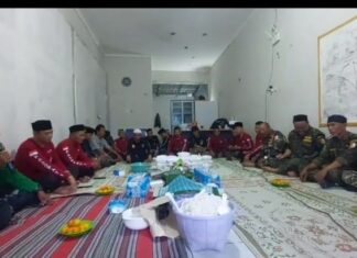 PERERAT SILATURAHMI: Ketua Pasopati Demak Gandeng Media dan Banser Bagikan Takjil