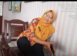 Wujud Kepedulian Sesama, Kepala TK Damarini Badungrejo Kecamatan Mranggen Kabupaten Demak Bagikan Parsel Pribadi untuk Lansia dan Media