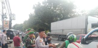 Polsek dan Koramil Cimanggis Beserta LPAK-RI Berbagi Takjil di Bulan Ramadhan