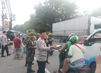 Polsek dan Koramil Cimanggis Beserta LPAK-RI Berbagi Takjil di Bulan Ramadhan