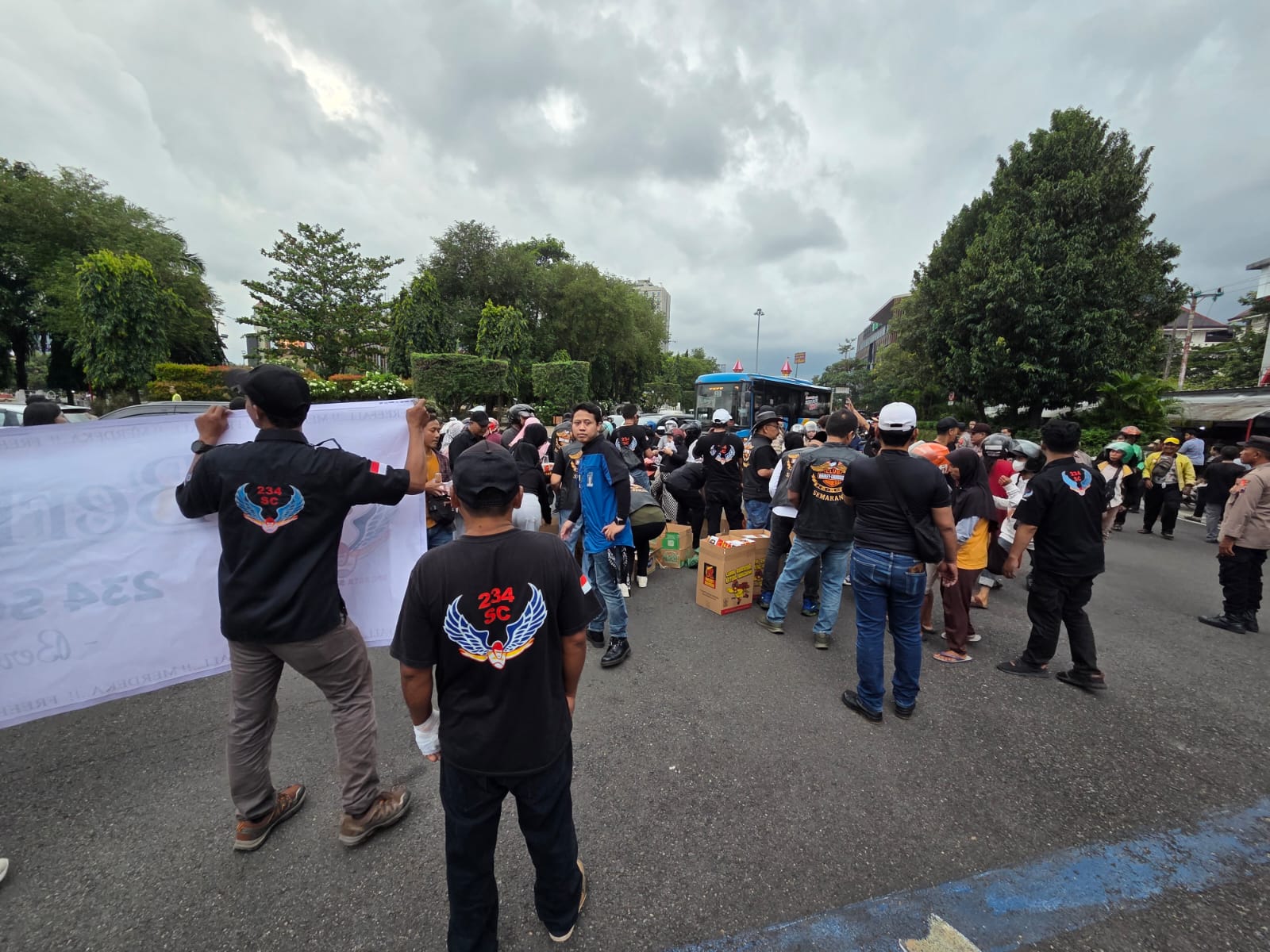 Wujud Kepedulian di Bulan Suci: 234 SC DPC Kota Semarang Bagikan 2.000 Paket Takjil di Simpang Lima
