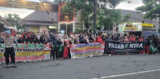 PNIB Dan PN Lingpasraga Bagikan Takjil Nanas Dan Kelapa Muda Di Jombang, Sampaikan Pesan Persatuan Indonesia Diatas Segalanya