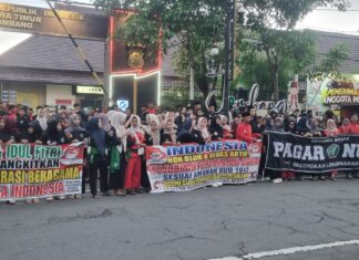 PNIB Dan PN Lingpasraga Bagikan Takjil Nanas Dan Kelapa Muda Di Jombang, Sampaikan Pesan Persatuan Indonesia Diatas Segalanya