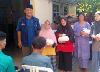 Roy Pangharapan Sekretaris Partai Nasdem Kota Depok Bagikan Bingkisan Lebaran 2026