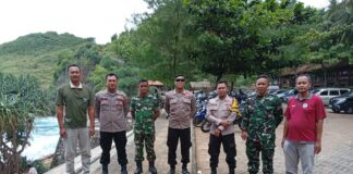 Petugas Gabungan Pantau Wisatawan Di Pantai Paranggupito Wonogiri