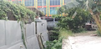 Miris! Ada Bangunan Gudang Sembako BK Berdiri Diatas Kali, Pemkot Depok Tutup Mata