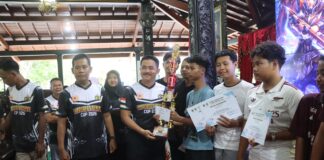 Kapolres Demak Serahkan Hadiah Juara Mobile Legends, Dorong Generasi Muda Berprestasi