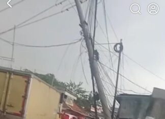 TIANG LISTRIK DI JALAN LAMBAW SENTUL BOGOR PATAH DAN MIRING PARAH, WARGA MEMINTA PERBAIKAN SEGERA