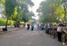 Atasi Kemacetan dan Lawan Arah, Jalan Rawajati Barat Petugas Pasang Pembatas Jalan
