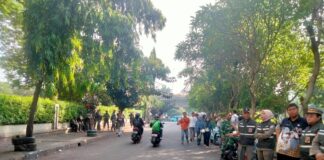 Atasi Kemacetan dan Lawan Arah, Jalan Rawajati Barat Petugas Pasang Pembatas Jalan