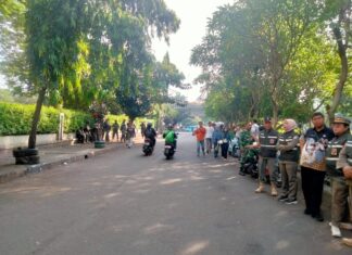 Atasi Kemacetan dan Lawan Arah, Jalan Rawajati Barat Petugas Pasang Pembatas Jalan