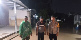 GERAK CEPAT: Sinergi Bhabinkamtibmas dan Babinsa Mranggen Tangani Banjir di Perumahan Arion Mas 6, Kebonbatur