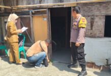 Bhabinkamtibmas Kelurahan Penggaron Kidul Dampingi Disperkim Kota Semarang Cek Fisik Rumah Calon Penerima Bantuan