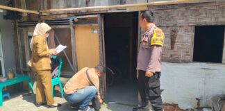 Bhabinkamtibmas Kelurahan Penggaron Kidul Dampingi Disperkim Kota Semarang Cek Fisik Rumah Calon Penerima Bantuan