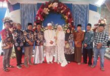 Hadiri Pernikahan Meriah Lurah Kebonbatur, Ketua BPD Mujazil dan Anggota Sampaikan Ucapan Selamat
