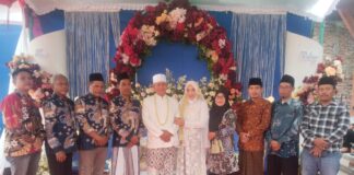 Hadiri Pernikahan Meriah Lurah Kebonbatur, Ketua BPD Mujazil dan Anggota Sampaikan Ucapan Selamat